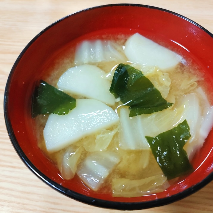 白菜とじゃがいもとわかめの味噌汁